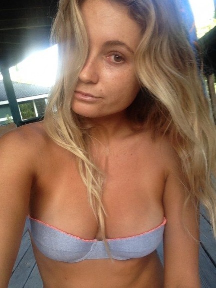 Alana Blanchard flash fotografici tra le gambe 30