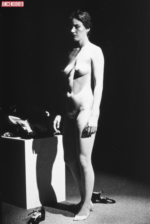 Jeanette Reinhardt flash fotografici tra le gambe