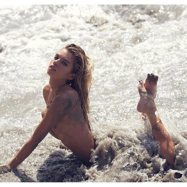 Stella Maxwell foto amatoriali culo nudo 14
